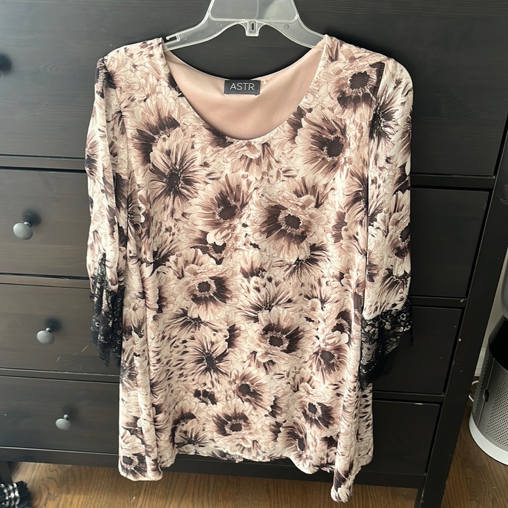 ASTR floral dress with lace details